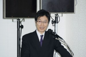 キーノートスピーチをする内田企画局长
