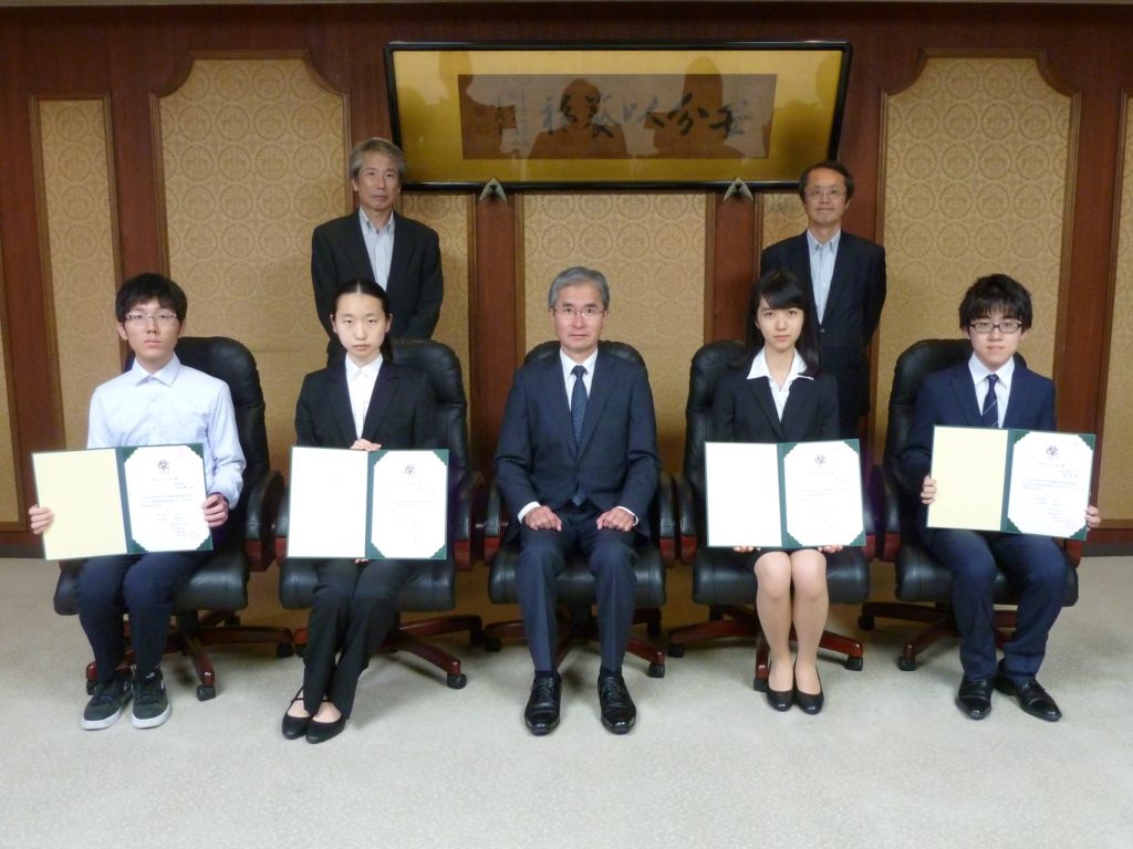 蓼沼学長、中田・関根学長特別補佐と奨学生4名