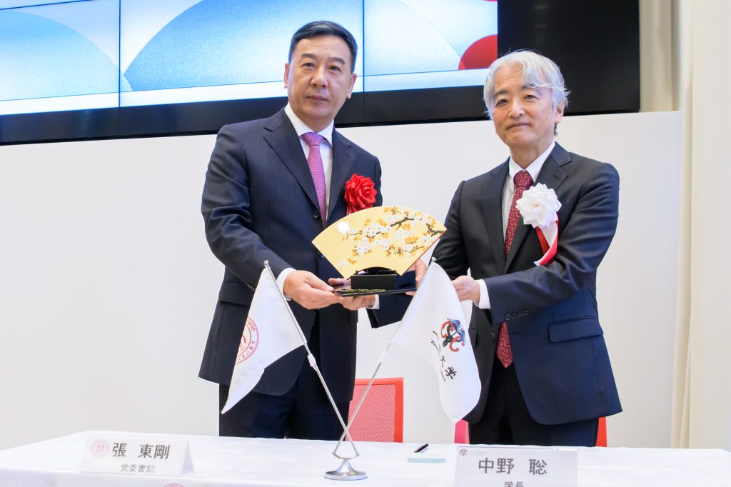 記念品贈呈(一橋大学から中国人民大学へ)