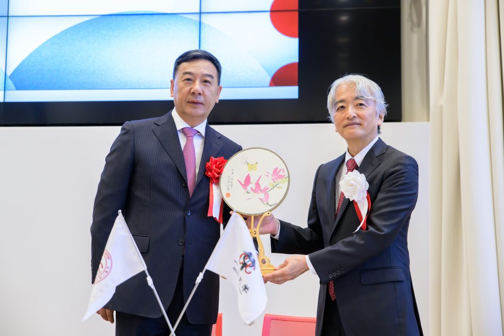 記念品贈呈(中国人民大学から一橋大学へ)
