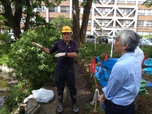 説明を受ける中野学長