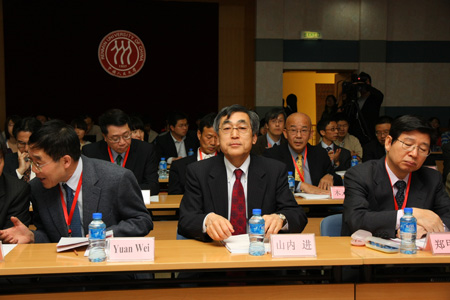 中国人民大学纪校长（左）、一桥大学杉山学长（右）