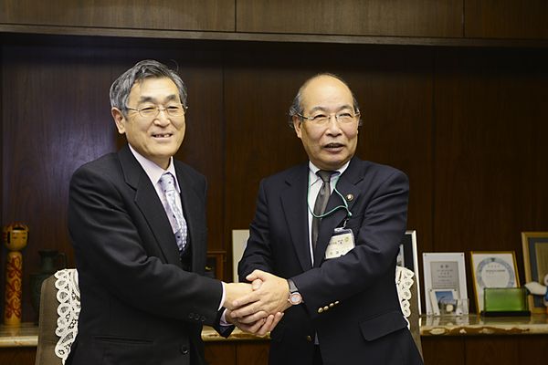 Susumu Yamauchi, President of Hitotsubashi University, and Kazuo Sato, Mayor of Kunitachi City