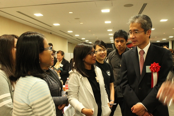 photo: A scene from the party (President Tadenuma and new international students)