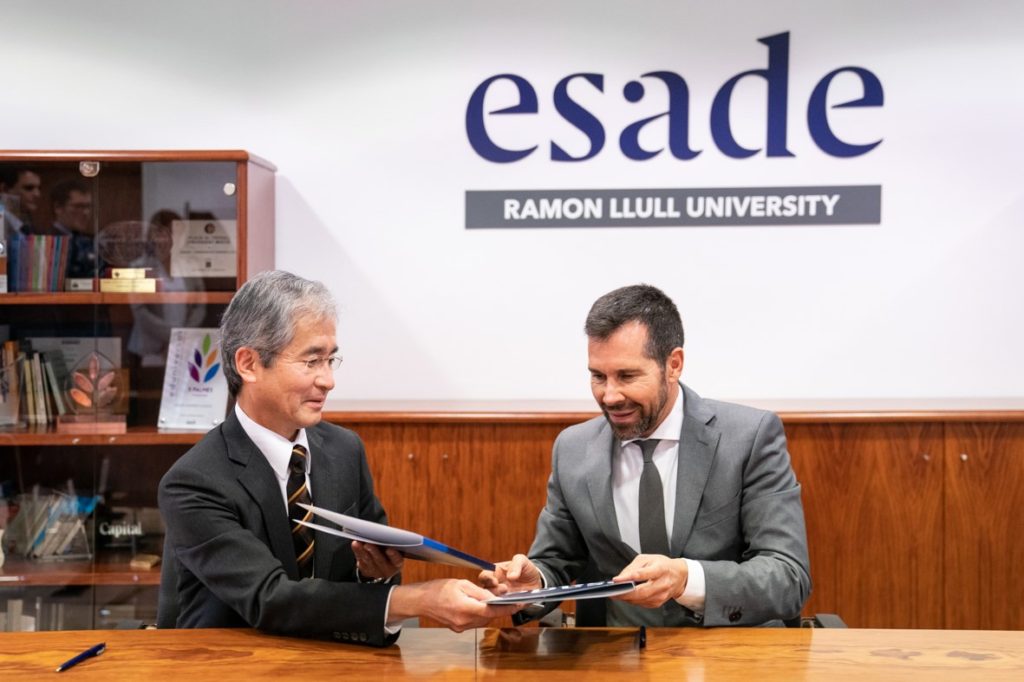 President Tadenuma and Dean Berché signing the agreement.