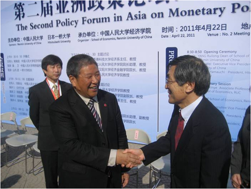 中国人民大学の紀宝成学長と握手を交わす山内学長