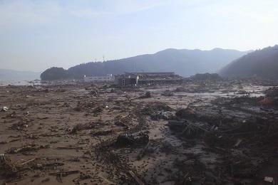 画像：震災から3日後に撮影した大川小学校と周辺