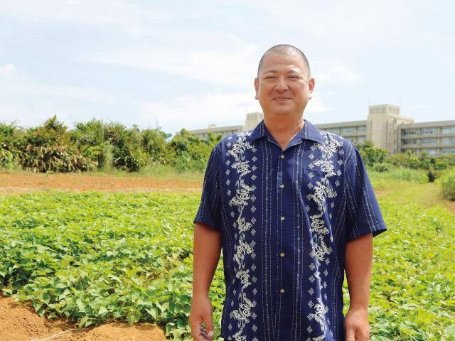 大学の前に立つ伊村さん