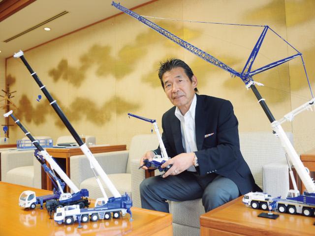 クレーンの模型と一緒に