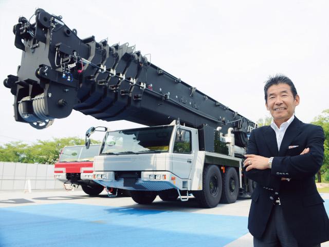 自社のクレーンと一緒に