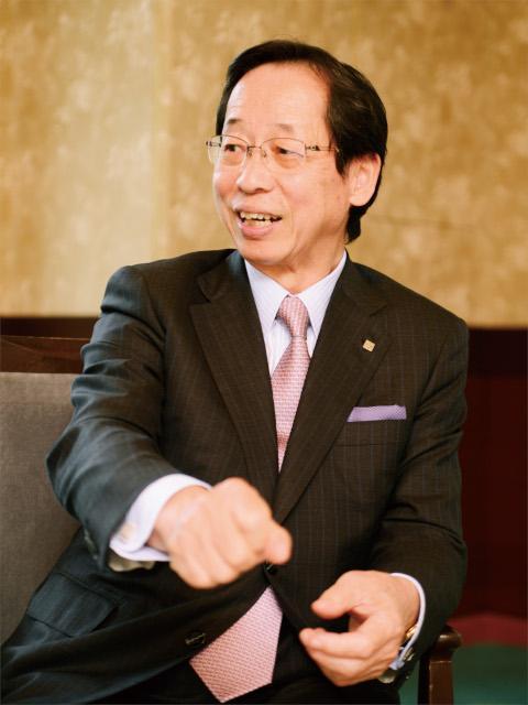 対談中の岡本氏3