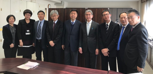 胡明教授(中央)を囲む本学法学研究科および中国政法大学の代表