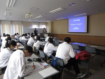 中国人民大学紀学長（左）、一橋大学杉山学長（右）