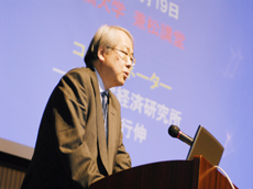 講演を行う北村教授