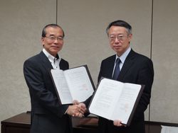 株式会社日本政策投資銀行 荒木幹夫代表取締役副社長（左）と本学 小川英治理事・副学長（右）