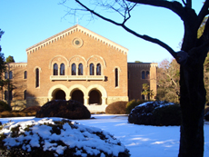 雪の中庭と時計台