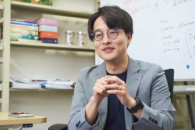 インタビュー中の徐准教授