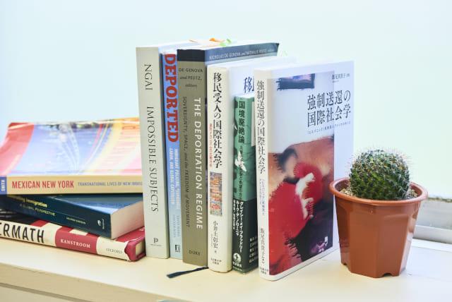 サボテンと書籍の写真