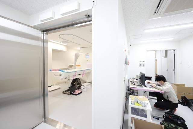東キャンパスに設置されたfMRIの様子02