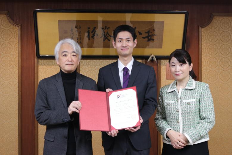 「一橋大学発ベンチャー／一橋大学発学生ベンチャー称号」授与式にて中野学長、西野副学長と片岡氏の写真