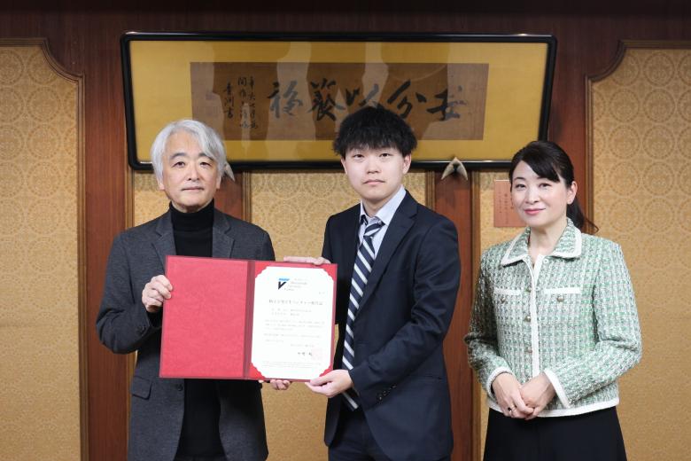 「一橋大学発ベンチャー／一橋大学発学生ベンチャー称号」授与式にて中野学長、西野副学長と細谷氏の写真