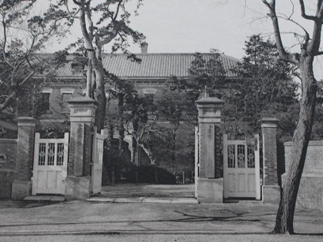 東京商科大学・正門
