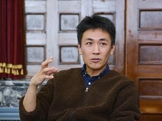 画像：インタビュー中の尾野寛明さん 1