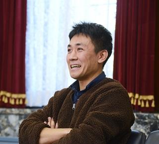 画像：インタビュー中の尾野寛明さん 2