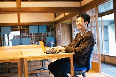 画像：島根のオフィスで仕事中の尾野さん