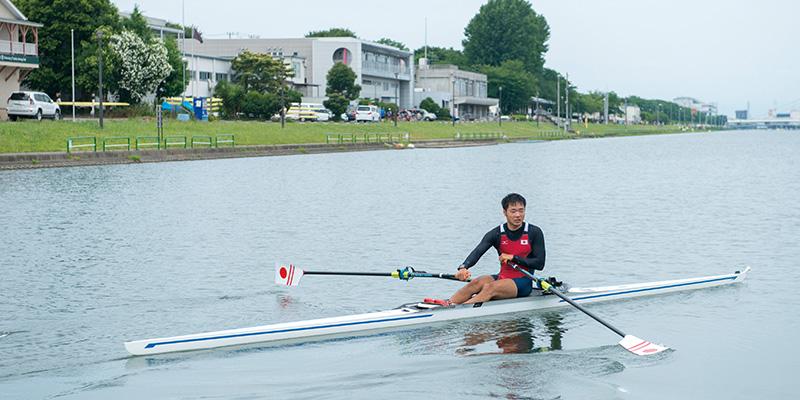 ボートを漕ぐ中野氏