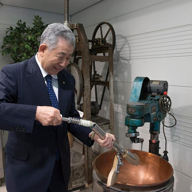 梶原工業発展のきっかけとなった、初期型の煮炊撹拌機とその構造について語る梶原氏。