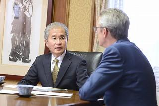 画像：セルス学長と蓼沼学長（3）