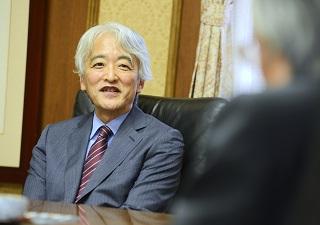 画像：対談中の中野学長 1