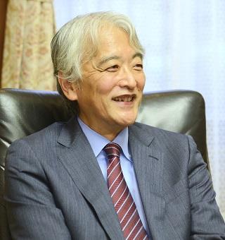 画像：対談中の中野学長 2