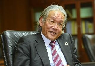 画像：対談中の杉山氏 2