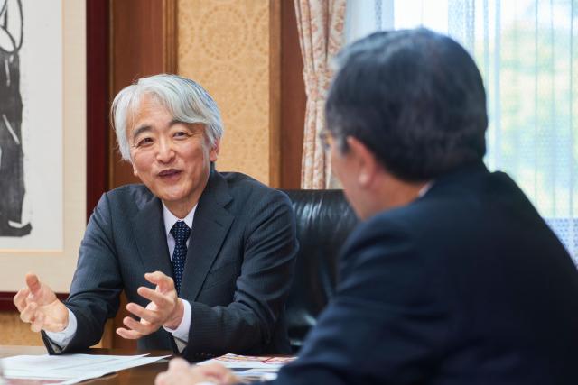 画像：対談の様子1