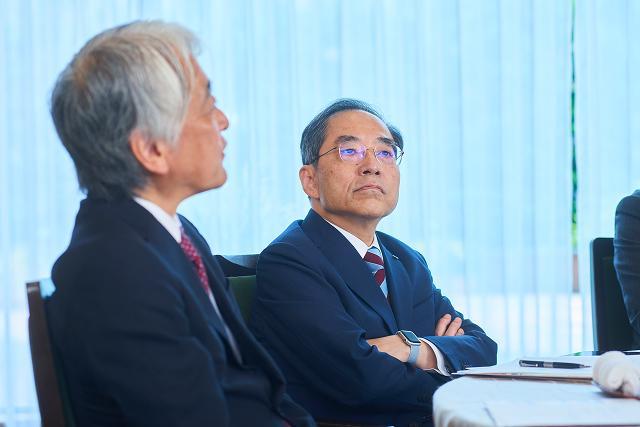 画像：対談の様子1