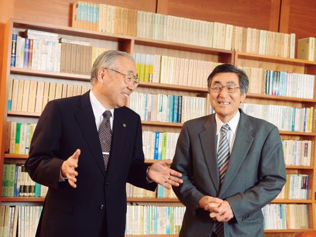 本棚の前で2人で