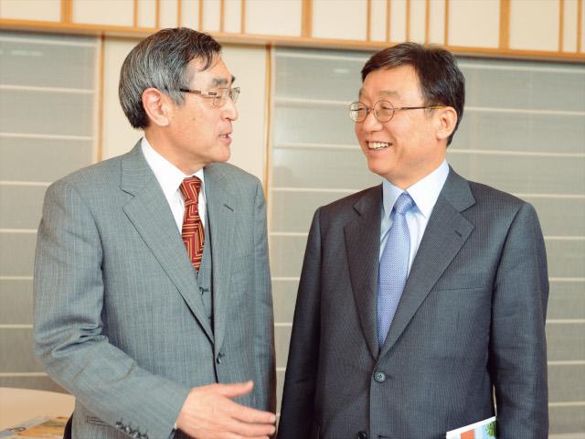 対談の様子：左が山内学長、右が呉氏