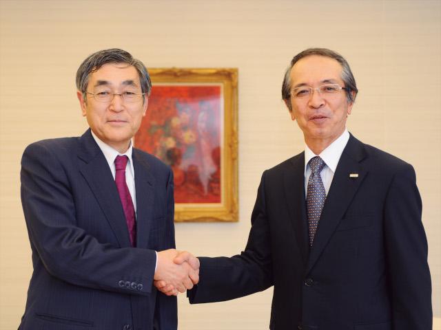 2人で握手