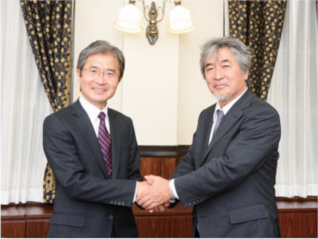 握手を交わす二人