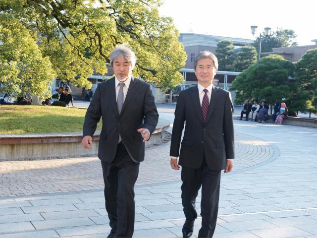 学内を散策する二人