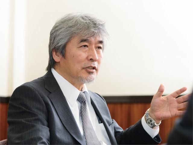 身振り手振りを交え話をする山極氏