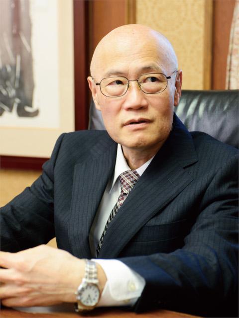 対談中の佐藤理事・副学長