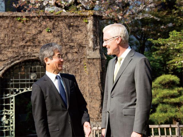 屋外で談笑する2人
