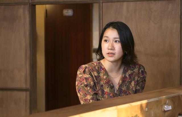 画像:インタビュー中の坂根 千里氏1